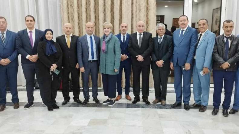 الصحراء الغربية : وفد من أحزاب جزائرية وسفراء دول في زيارة لمخيمات الصحراويين