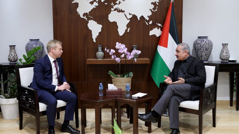 رئيس الوزراء الفلسطيني يطالب الاتحاد الأوروبي بالدعوة لوقف إطلاق النار في غزة