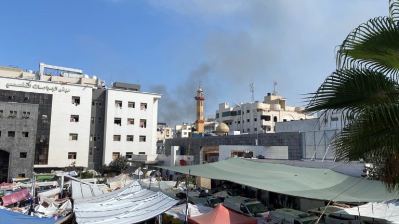 بالفيديو.. شهداء وجرحى في قصف الاحتلال لمجمع الشفاء بغزة