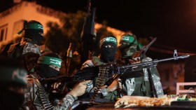 شاهد.. القسام تفاجئ الجميع وتُسلم الأسرى وسط غزة فما دلالة ذلك؟