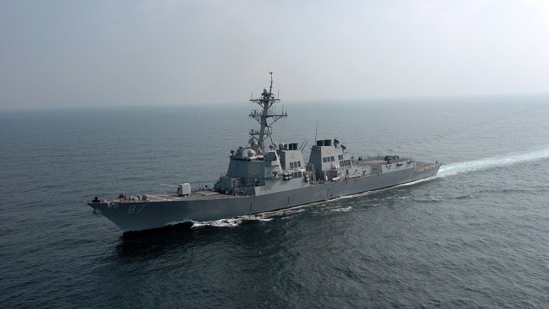خليج عدن : استهداف سفينة أمريكية بصاروخين باليستيين