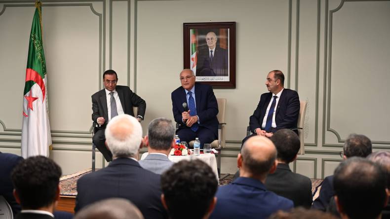 عطاف يلتقي ممثلين عن الجالية الجزائرية بلندن