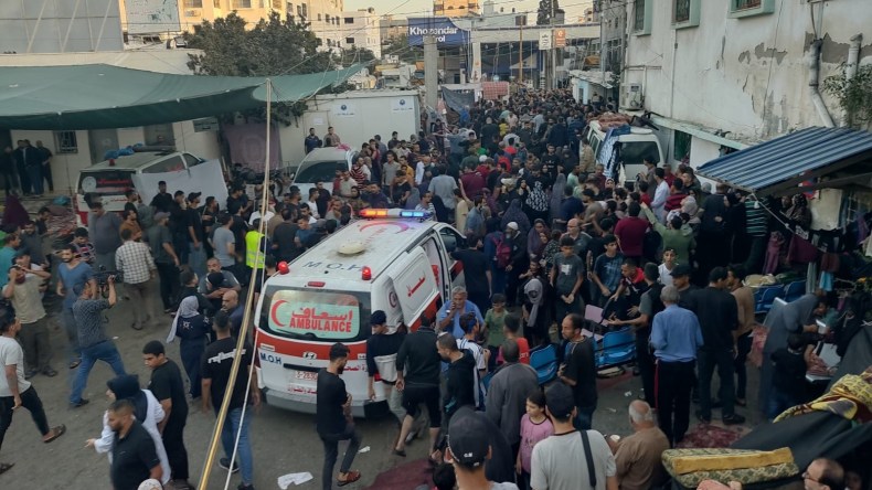 الإحتلال يقصف مدخل مستشفى الشفاء ويرتكب مجزرة جديدة