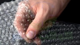 لهذا نشعر بالسعادة عندما نفرقع الفقاعات البلاستيكية!