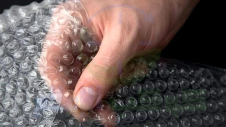 لهذا نشعر بالسعادة عندما نفرقع الفقاعات البلاستيكية!