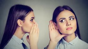 متى يتحول حديث النفس إلى صراع غريب للمشاعر؟