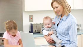 تحديات الأم الحديثة .. معركة ضد كل ما يحيط بها