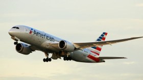 الخطوط الأميركية تطلب من راكب خلع سترة مكتوب عليها “فلسطين”