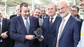 والي وهران يتفقد مصنع السيارات “رونو” بوادي تليلات (صور)