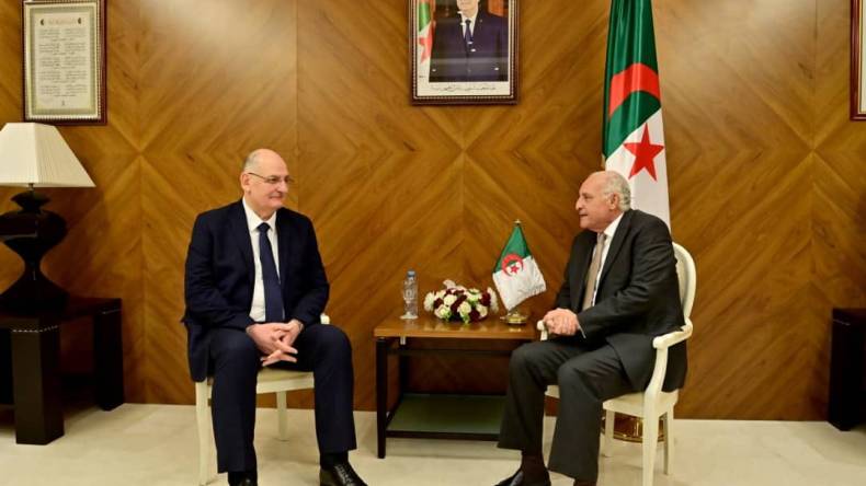 عطاف يستقبل سفير سوريا الجديد لدى الجزائر