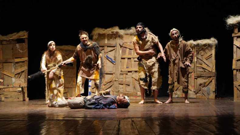 عرض “دوّار العميان”.. حينما يعمى البصر وتفقد البصيرة نورها