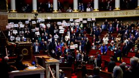 بعد إقراره بصورة نهائية.. قانون الهجرة الجديد يثير جدلا واسعا بفرنسا