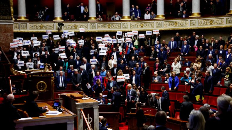 بعد إقراره بصورة نهائية.. قانون الهجرة الجديد يثير جدلا واسعا بفرنسا