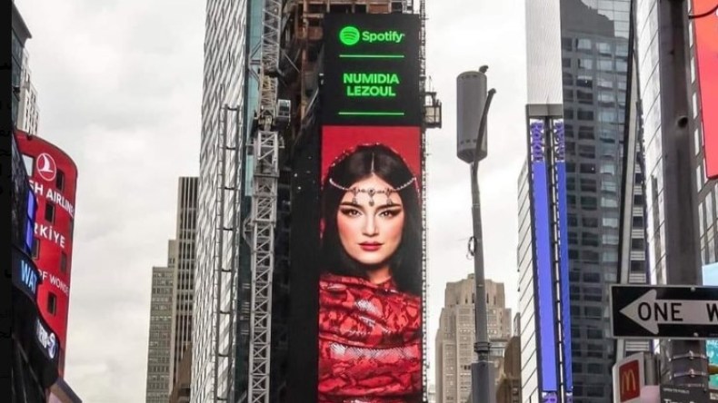 صور نوميديا لزول بخيط الروح الجزائري على شاشات نيويورك العملاقة