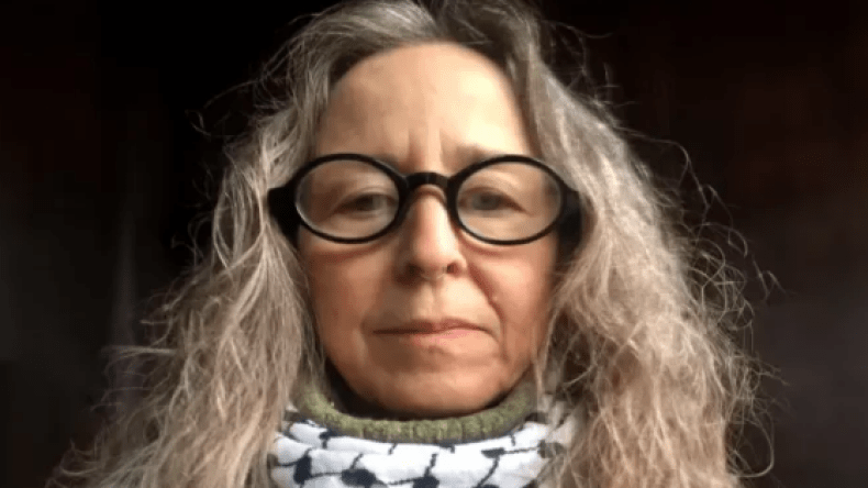 تعرف على قصة ملحدة أمريكية أرادت إغراق إدارة بايدن بالمصاحف لكن المسلمين اعترضوا!