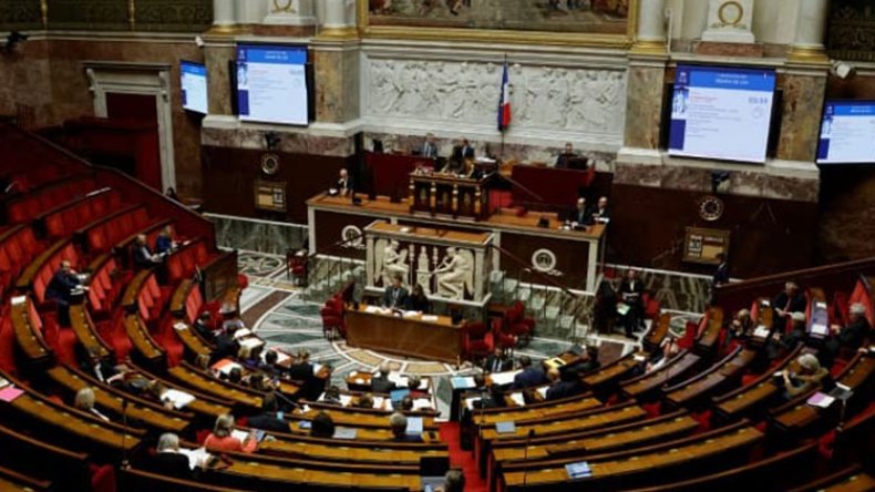 الجزائر و”الأفلان” حاضرتان في معركة البرلمان الفرنسي