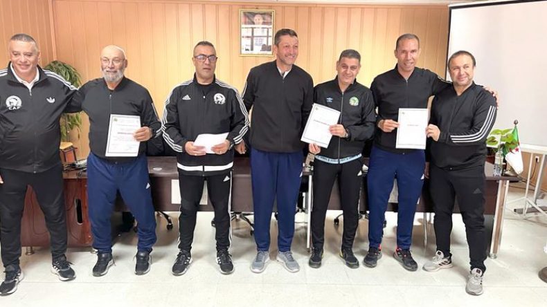 لاعبون دوليون سابقون ينالون شهادات التدريب