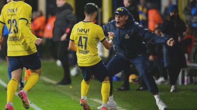 مدرب سان جيلواز يردّ بِخصوص غضب عمّورة