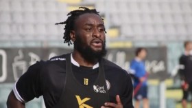 لاعب مُنافس للجزائر يضع مُدرّبه في ورطة عشية “الكان”