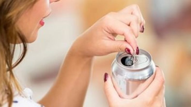 هذا ما تفعله علبة واحدة من المشروبات الغازية يوميا بجسد المرأة!