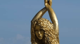 تمثال يزيد طوله عن 6 أمتار للفنانة شاكيرا بمسقط رأسها في كولومبيا