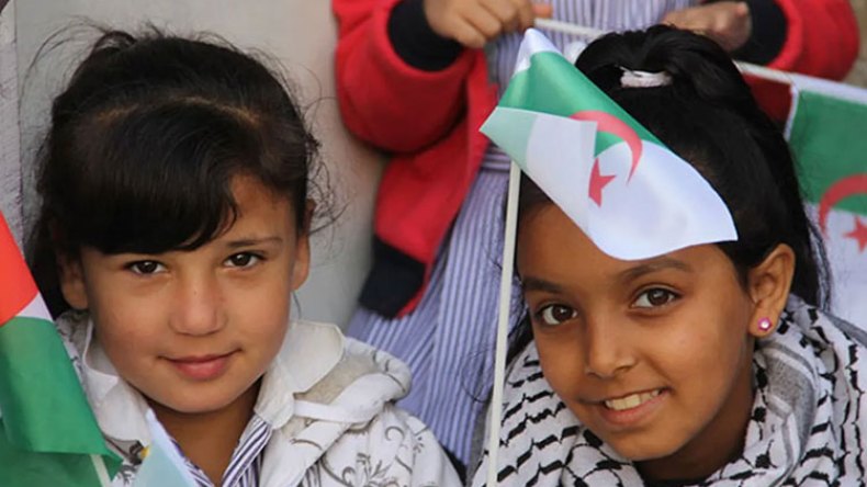 تلاميذ المدارس يعكسون بطريقتهم العفوية دعم غزة وفلسطين