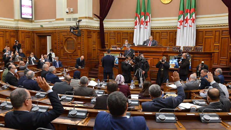 هذه حالات تجريد السيناتور من مقعد مجلس الأمة