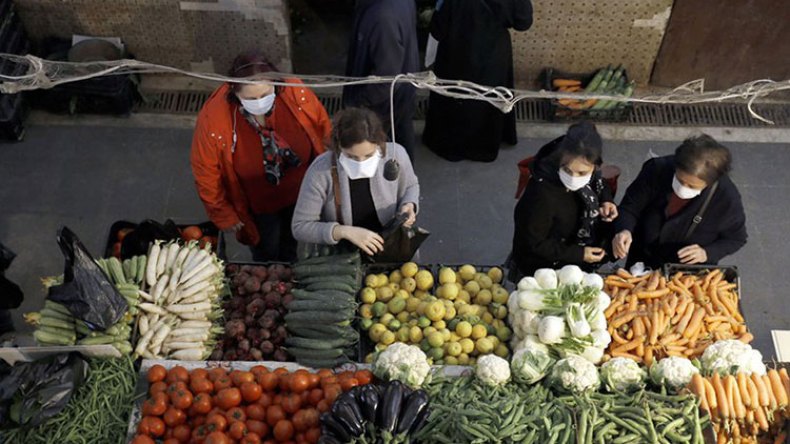 أطباء ينصحون بالعودة لارتداء الكمامات في أماكن التجمعات