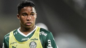 من فقر مدقع إلى نجم يلتفّ حوله 6 مستشارين!