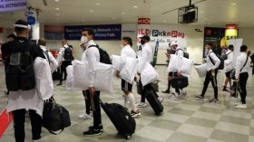 لماذا يتأبّط لاعبو المنتخب الوطني الوسادات قبيل ركوب الطائرة؟