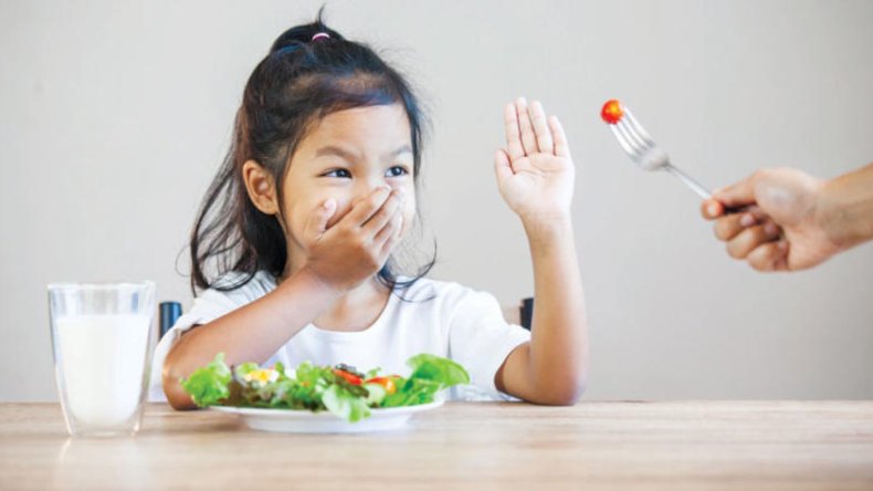 “لا تجبري ابنك على تناول الطعام”.. خبير يحذر من مخاطر غير متوقعة