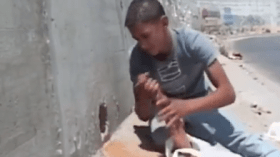 فيديو متداول لتهريب الخبز من مصر للغزاويين عبر فتحة جدار هذه حقيقته!