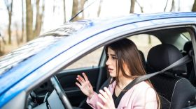 كيف تتصرف عندما تتعطل فرامل السيارة فجأة؟