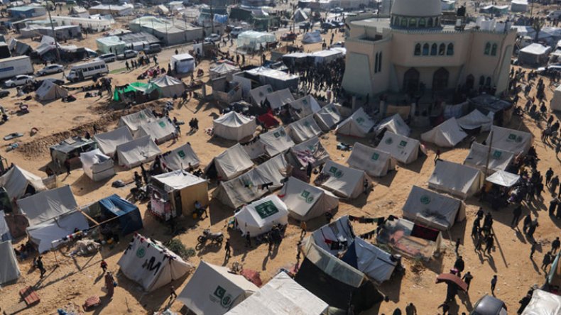 حصار الاحتلال يدفع سكان القطاع لحرق ما يجدونه