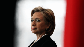 كلينتون تتعرض للتوبيخ بسبب دعمها للاحتلال الإسرائيلي.. هذا ما قاله طلاب غاضبون!