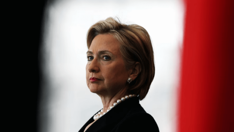 كلينتون تتعرض للتوبيخ بسبب دعمها للاحتلال الإسرائيلي.. هذا ما قاله طلاب غاضبون!