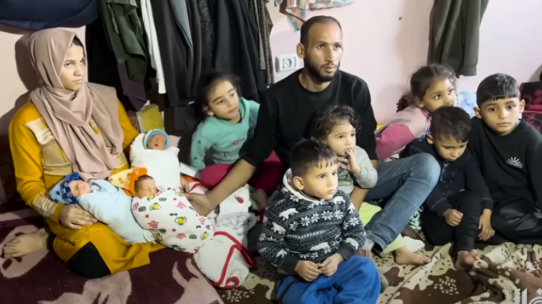 بالفيديو.. نازحة فلسطينية تتصدر الترند بعد إنجابها 4 توائم في مركز للإيواء!