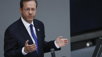 هل الرئيسُ الصهيوني عضوٌ في عائلتنا؟!