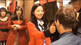 بالفيديو.. موظفات بمطعم ياباني يقدمن أغرب خدمة للزبائن في العالم!