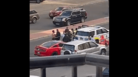 كويتية تضرب رجل أمن في الشارع ووزارة الداخلية تؤكد صحة الفيديو المتداول!