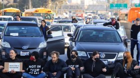 متظاهرون يعطّلون المرور بمطار لوس أنجلوس للمطالبة بوقف النار بالقطاع