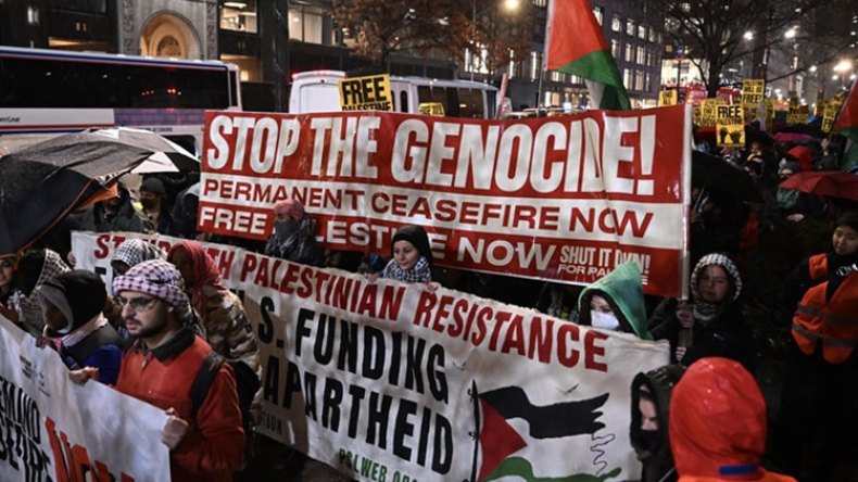 مسيرات في أمريكا ترفع صوراً لبايدن ونتنياهو وأيديهما تسيل بالدماء