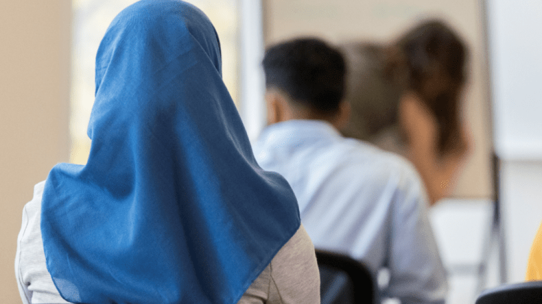 هذا ما حصل لتلميذة مسلمة بأمريكا اعترضت على وجود علم إسرائيل في القسم!