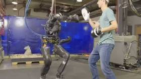 بالفيديو.. الروبوت “نادية” تتفوق على الملاكمين المحترفين ومخاوف من اعتدائها على البشر!