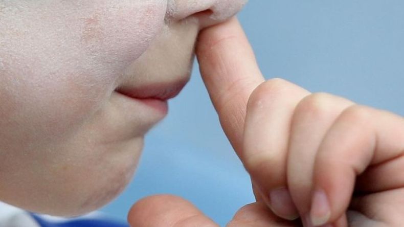 خبراء يحذرون: العبث بالأنف يتسبب في هذا المرض الخطير!