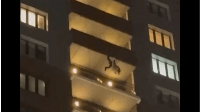 بالفيديو.. سقوط بابا نويل من الطابق الـ24 لمبنى بروسيا