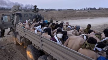 حين يحارب السجّان الضوء… ويصنعه الأسرى من الفتات