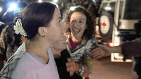 فيديو موظفة بالصليب الأحمر ومحرّرة إسرائيلية يثير الجدل.. ما قصة الذهول المتبادل؟