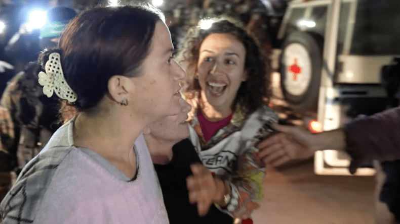 فيديو موظفة بالصليب الأحمر ومحرّرة إسرائيلية يثير الجدل.. ما قصة الذهول المتبادل؟