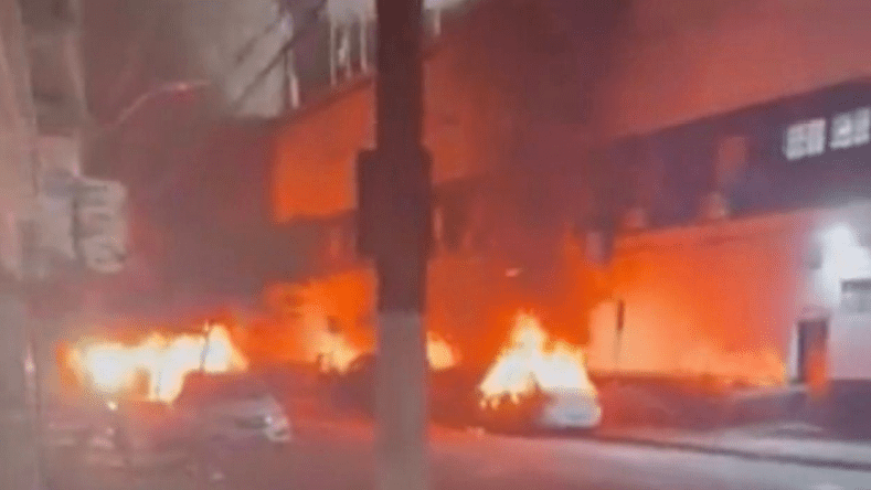 بالفيديو.. جماهير سانتوس البرازيلي تحرق سيارات اللاعبين بعد السقوط إلى الدرجة الثانية